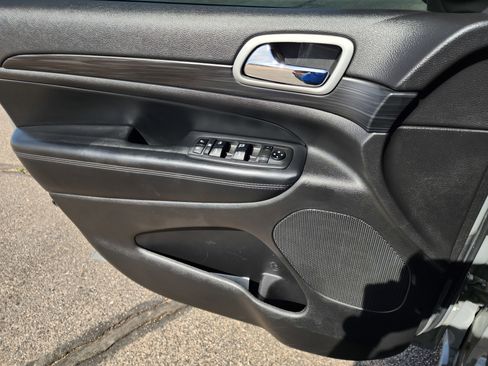 Used 2021 Jeep Grand Cherokee Laredo X AWD/4WD image 17