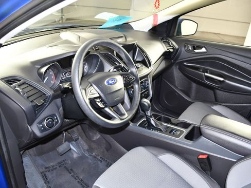 Used 2017 Ford Escape SE w/ Equipment Group 201A AWD/4WD image 2
