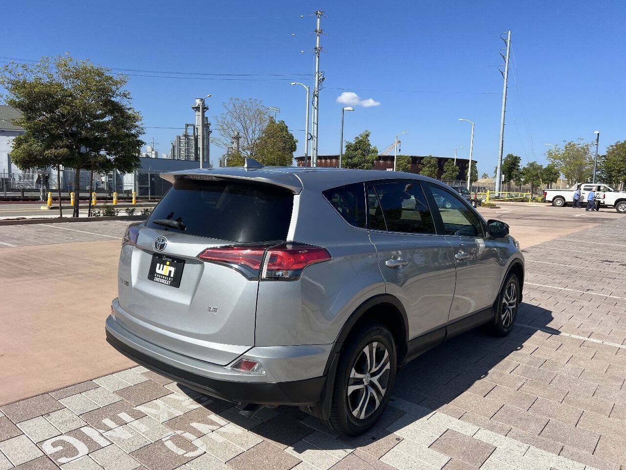 Used 2018 Toyota RAV4 LE w/ Carpet Mat Package FWD image 5