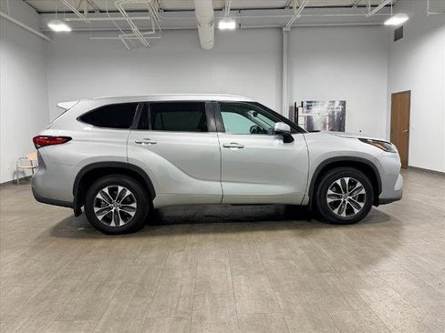Used 2023 Toyota Highlander XLE image 3