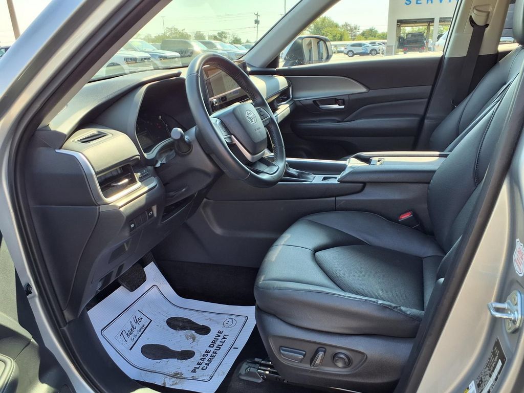 Used 2025 Toyota Grand Highlander AWD image 15