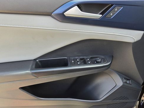 Used 2023 Volkswagen Taos SE image 31