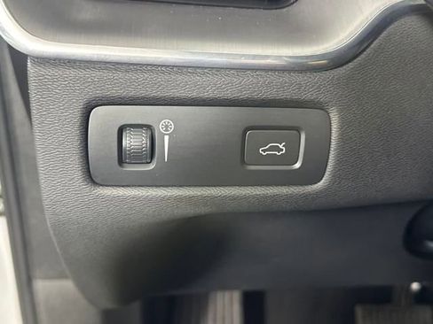Used 2022 Volvo XC60 B5 Momentum image 18