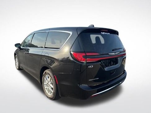 Used 2024 Chrysler Pacifica Touring-L image 3