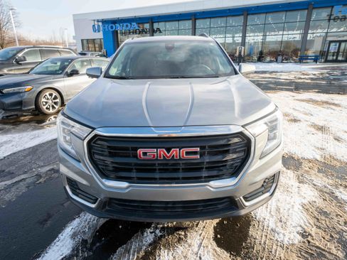 Used 2023 GMC Terrain SLE w/ Driver Convenience Package image 2