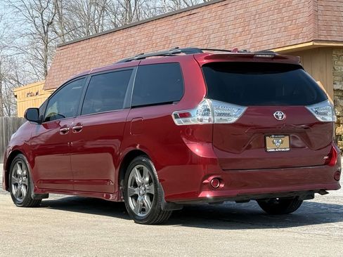Used 2019 Toyota Sienna SE w/ SE Preferred Package image 3