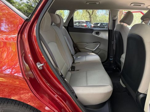 Used 2025 Kia Soul LX w/ LX Technology Package FWD image 36