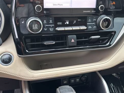 Used 2020 Toyota Highlander XLE FWD image 31