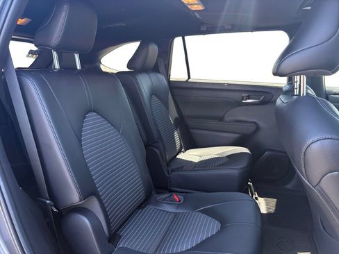 Used 2023 Toyota Highlander XSE FWD image 18