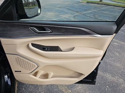 Used 2023 Jeep Grand Cherokee L Limited w/ Luxury Tech Group II image 15