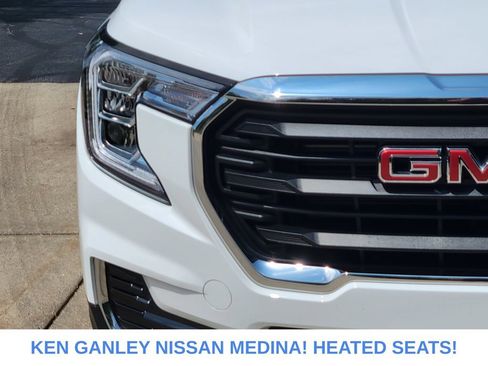 Used 2024 GMC Terrain SLE w/ Driver Convenience Package FWD image 9