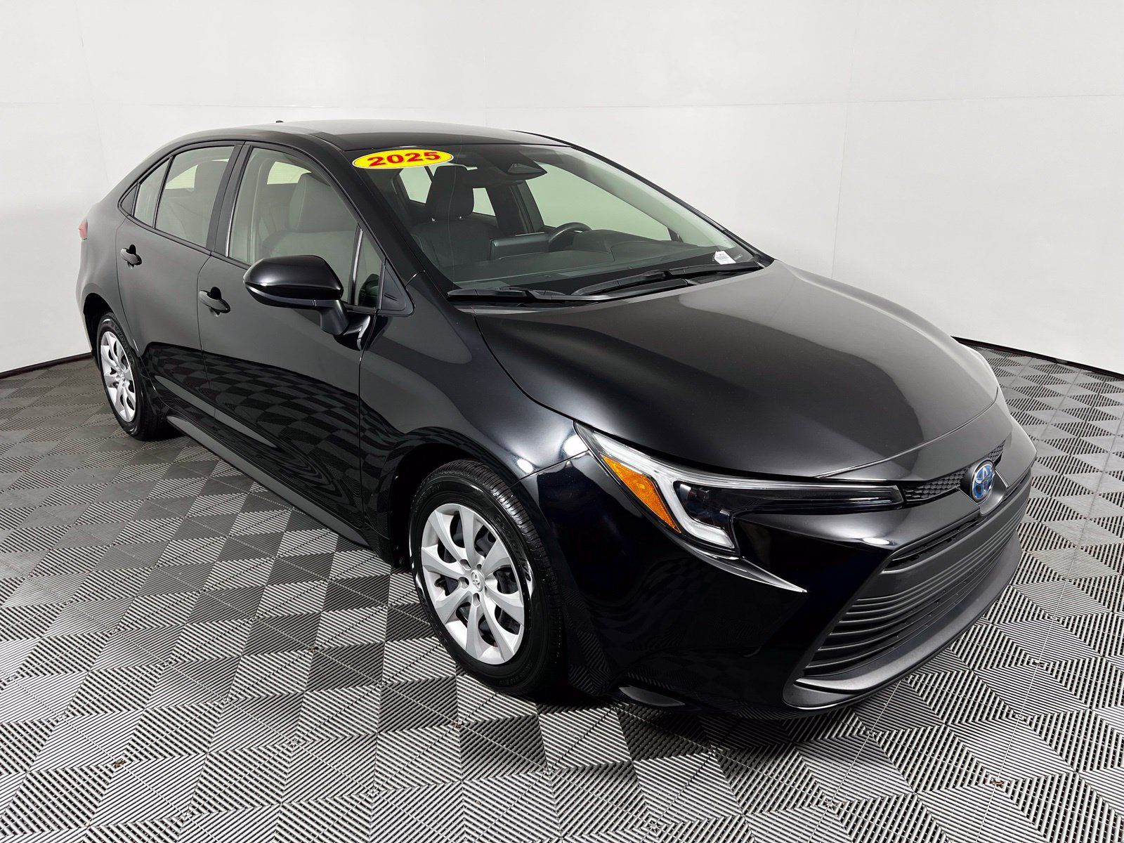 Used 2025 Toyota Corolla LE FWD image 3