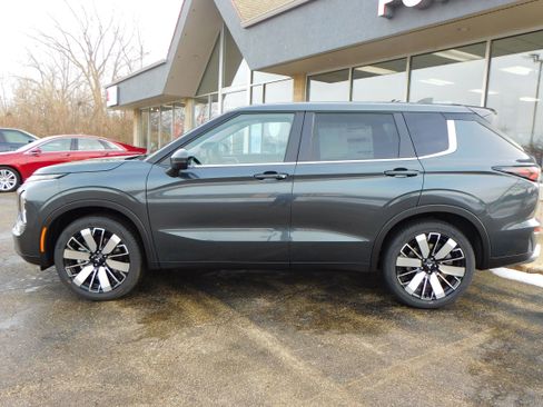 New 2026 Mitsubishi Outlander SE image 2