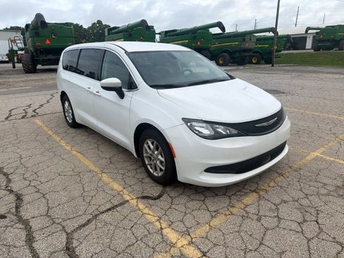 Used 2022 Chrysler Voyager LX FWD image 3