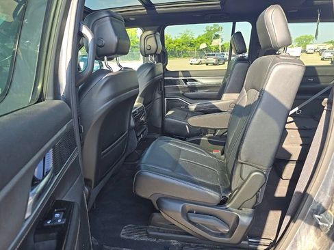 Used 2023 Jeep Wagoneer Series II AWD/4WD image 4