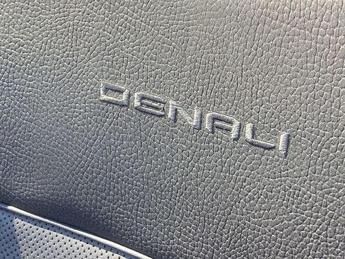 Used 2022 GMC Yukon XL Denali w/ Denali Premium Package image 17