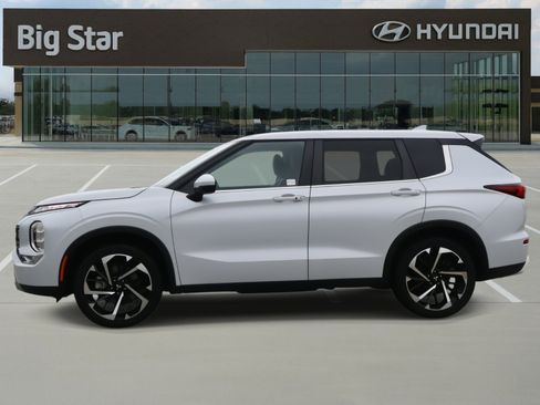 Used 2024 Mitsubishi Outlander SE image 2