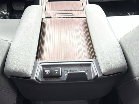 Used 2024 Toyota Sienna XLE image 36