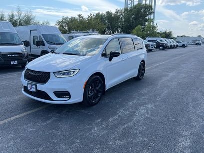 New 2026 Chrysler Pacifica Limited w/ S Appearance Package