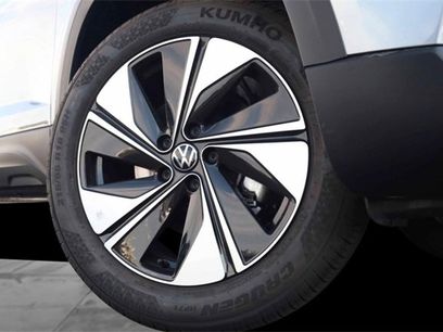 New 2025 Volkswagen Taos SE