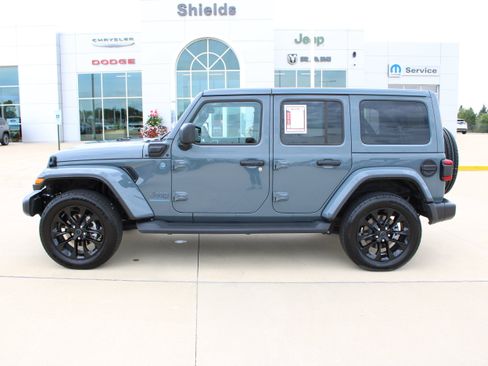 Used 2025 Jeep Wrangler Unlimited Sahara AWD/4WD image 3