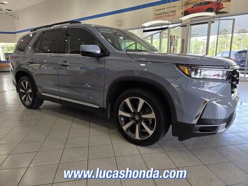 Used 2025 Honda Pilot Touring image 3