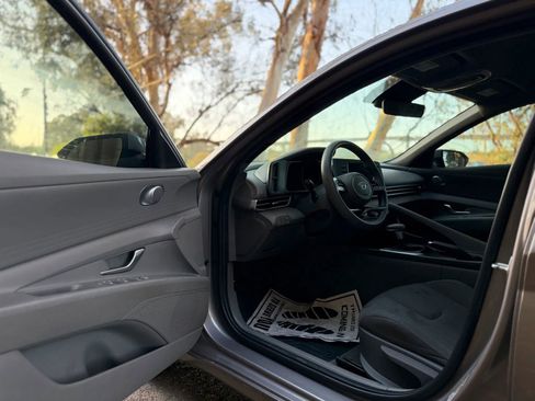 Used 2021 Hyundai Elantra SE FWD image 7