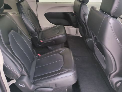 Used 2023 Chrysler Pacifica Touring-L image 20