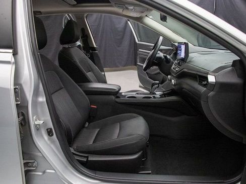 Used 2023 Nissan Altima 2.5 SV w/ SV Premium Package image 16