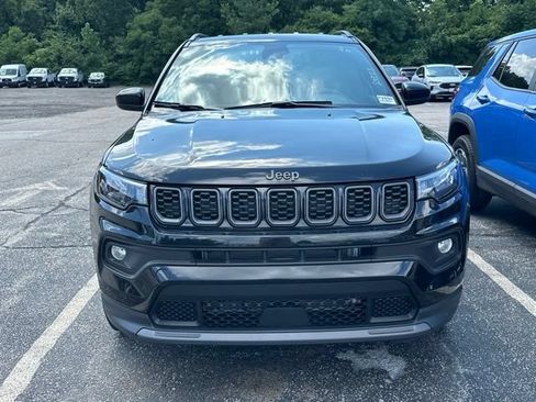 Used 2025 Jeep Compass Latitude w/ Convenience Group AWD/4WD image 2