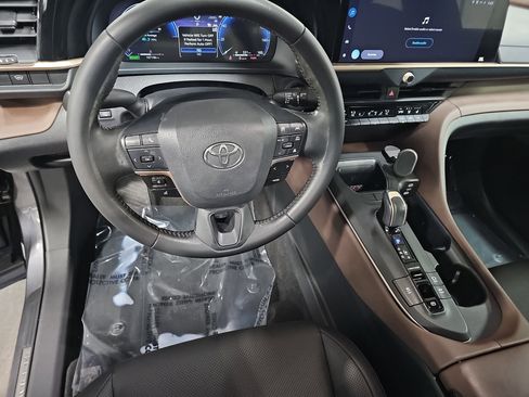 Used 2023 Toyota Crown AWD/4WD image 16