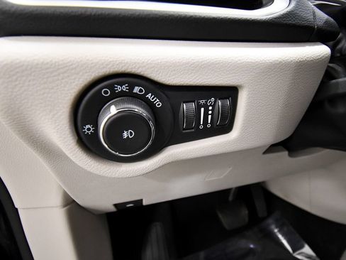 Used 2024 Chrysler Pacifica Touring-L FWD image 18