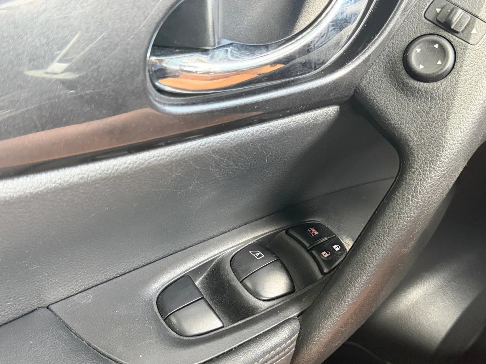 Used 2018 Nissan Rogue SV w/ Premium Package FWD image 17