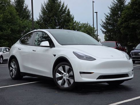 Used 2023 Tesla Model Y Long Range AWD/4WD image 2