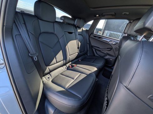 Certified 2025 Porsche Macan AWD/4WD image 24