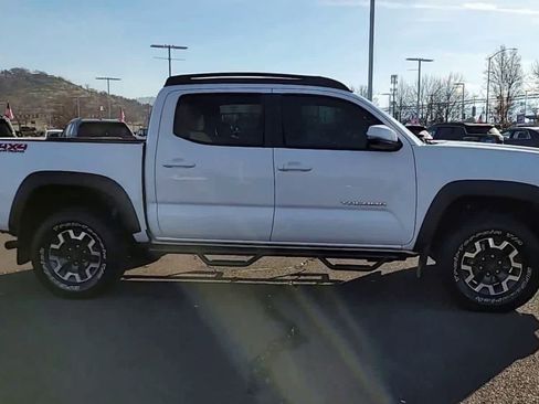 Used 2019 Toyota Tacoma TRD Off-Road w/ Technology Package AWD/4WD image 9