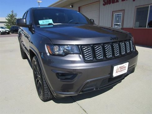 Used 2019 Jeep Grand Cherokee Altitude AWD/4WD image 3