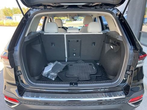 Certified 2025 Volkswagen Taos SE image 34