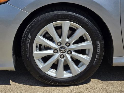 Used 2020 Toyota Camry LE image 10