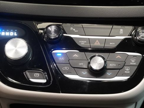 Used 2017 Chrysler Pacifica Touring-L FWD image 21