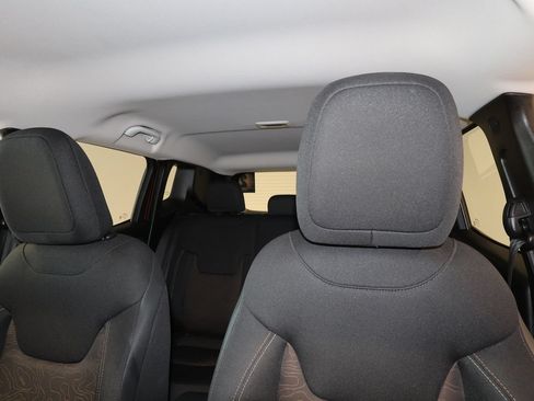 Used 2023 Jeep Renegade Latitude AWD/4WD image 18