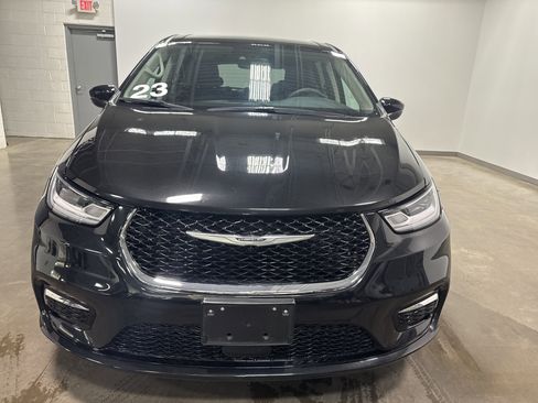 Used 2023 Chrysler Pacifica Touring-L FWD image 8