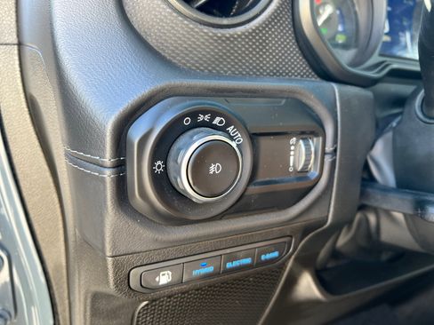 Used 2025 Jeep Wrangler Unlimited Rubicon 4xe image 31