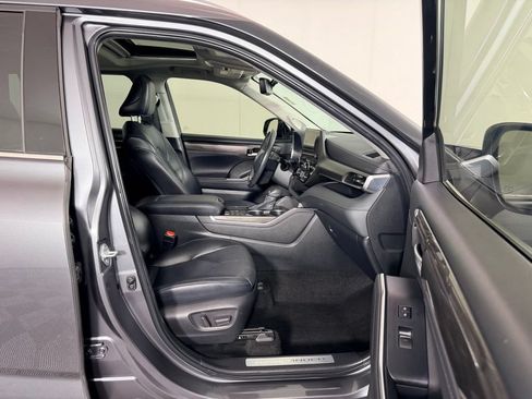 Used 2024 Toyota Highlander Limited FWD image 35