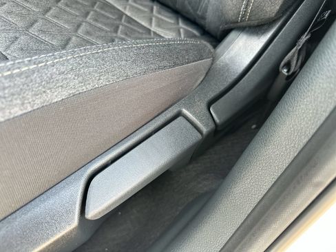 Used 2025 Nissan Kicks SV AWD/4WD image 12
