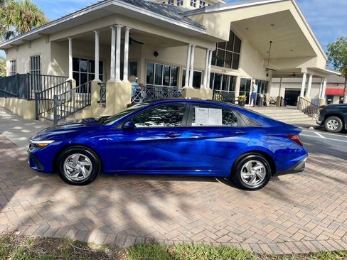 Used 2025 Hyundai Elantra SE image 2