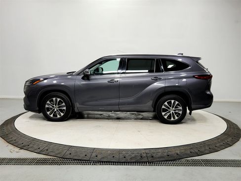 Used 2022 Toyota Highlander XLE image 4