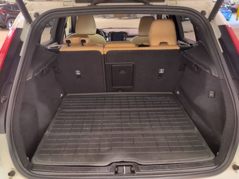 Used 2019 Volvo XC40 T5 Momentum image 12