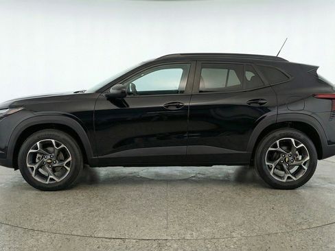 Used 2025 Chevrolet Trax LT w/ LT Convenience Package image 5