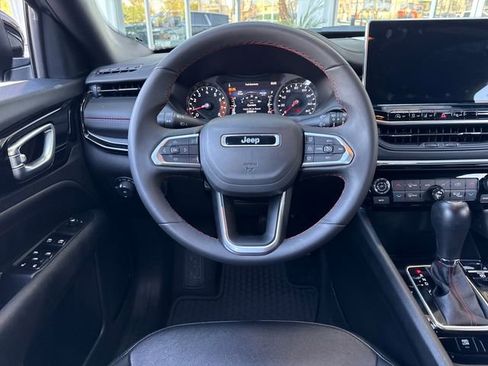 Used 2025 Jeep Compass Trailhawk AWD/4WD image 13
